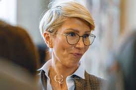 A member of the national liberal party, she has been a member of the romanian chamber of deputies fo. Raluca Turcan La MulÈ›i Ani Samuel Von Brukenthal Q Magazine