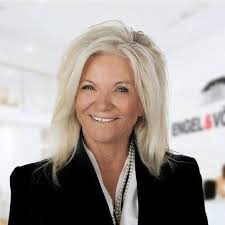 Coleen Brennan's Instagram, Twitter & Facebook