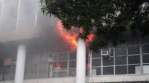 Maybe you would like to learn more about one of these? Incendio Atinge Predio Da Ufrj No Rio De Janeiro Documentos Do Seculo Xix Estavam No Local Pais Diario Do Nordeste