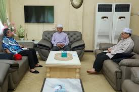 Surat resmi sendiri lebih umum di kalangan organisasi, dinas, instansi maupun perusahaan. Kunjungan Hormat Yb Menteri Pembangunan Luar Bandar