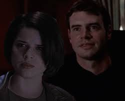 Maureen ilk filmdeki olaylardan önce kapıyı Roman'ın yüzüne kapattığında,  Roman Billy yerine Sidney'e ulaşsaydı sence ne olurdu? : r/Scream