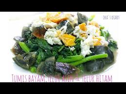 Tahu spesial skydome dengan pocai disiram dengan saus daging kepiting tumis baby kailan saus tiram idr 50. Tumis Sayur Bayam Siram Telur Asin Dan Telur Hitam Youtube