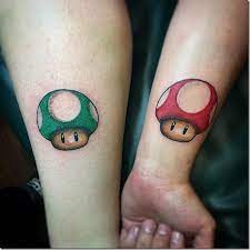 .una galería de la mayoría (¿todos?) los hongos que se pueden conseguir en todas las versiones y generaciones de **super mario bros**, incluyendo super mario kart y en realidad mi *poder* favorito aparecía en lo que yo creo que es la mejor versión del juego: Tatuajes247 Tatuaje De Ideas Y Disenos Tatuajes De Super Mario Bros
