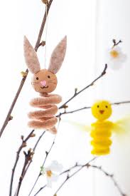Weitere ideen zu basteln frühling ostern, basteln frühling, basteln. Bastelidee Mit Pfeifenreiniger Anhanger Fur Den Osterzweig Ostern Geschenke Basteln Basteln Ideen Ostern Basteln Fruhling Ostern