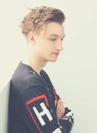 ジャスティンビーバー風 かきあげショート 髪型メンズ 外国人 パーマ スーツ 髪型 メンズ 髪