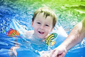 Du fragst dich, ab wann dein kind schwimmen lernen kann? Buchholz Bad Schwimmkurs Seepferdchen