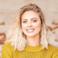 Fatima M., Native English speaker born and raised in the UK, been teaching  English for 4 years :)