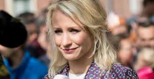 De ranke blondine stax (34) verliet onlangs de nos voor een carriere bij avrotros en is sinds haar volgens advocaat oscar hammerstein kan iedereen die dionne stax intiept bij een (porno). Dionne Stax Laat Zien Hoeveel Haar Zus Voor Haar Betekent Libelle