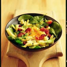 Salade D Epinards Aux Lardons Et A La Tomme De Vache Salade Epinard Cuisine Facile Et Rapide Repas D Hiver