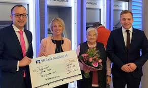 Vr Bank Kundin Elfriede Klein Aus Kandel Gewinnt 5 000 Euro Beim Gewinnsparen Pfalz Express