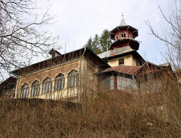 Vila Săvulescu, fostul Leagăn de Copii, a fost casa arhitectului Palatului Poștelor și Telegrafului din București, actualul Muzeu Național de Istorie. El a proiectat-o și a locuit aici spre sfârșitul vieții -