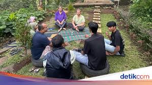 Saat Warga Desa Belajar Inggris dengan Tamu Bule di La Cabana Glamping