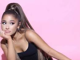 Nelle scorse ore la cantante ha infatti pubblicato su instagram un selfie nel quale i suoi capelli sembrano essere nettamente più corti del . Ariana Grande Mostra In Un Video I Suoi Veri Capelli I Fan Sono Sconvolti Capellistyle