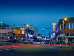 Miley Cyrus And Marc Cohn S Walking In Memphis Performance Will Make You Beam With Tennessee Pride Beale Street Memphis Beale Street Memphis