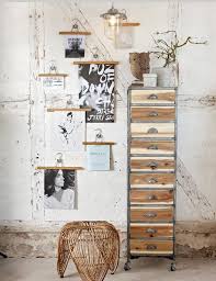 Vergiss Die Bilderrahmen Heute Werden Fotos Kunstdrucke Und Schone Karten Ganz Ohne Rahmen An Die Wand Geklebt Geklippt Wohnaccessoires Haus Deko Hausmobel