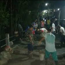 Kebersamaan yang timbul dalam gotong royong dapat melahirkan persatuan antar anggota masyarakat, dengan persatuan yang ada, masyarakat menjadi lebih kuat dan mampu mengahadapi permasalahan yang muncul. Patut Di Contoh Kegiatan Gotong Royong Masyarakat Dalam Memperbaiki Jalan