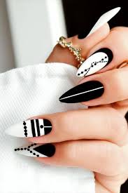 Solo tienes que elegir dos colores, uno para la base y otro para. Unas Elegantes En Blanco Y Negro Que Van Excelente Con Cualquier Look
