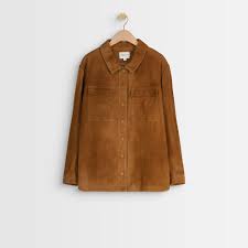 Il arbore une bordure col en renard et les poignets également. Surchemise En Cuir Velours Camel Poppy Femme Maison 123