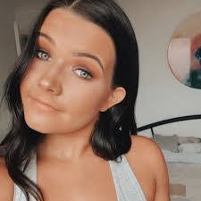 Hannah Li's Instagram, Twitter & Facebook