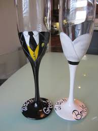 Bride And Groom Toasting Flutes Hand Painted Customized By Lgrn22 30 00 Chris Really Wants The Wine Glass Designs Wedding Glassware Decorated Wine Glasses