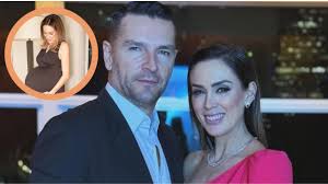 Jacky Bracamontes y su esposo, a trevés de una impactante  técnica,&nbsp;¡Están esperando mellizos!