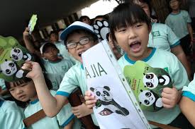 Toronto zoo giant panda jia panpan meets ice. Giant Pandas Arrive In Singapore Wsj