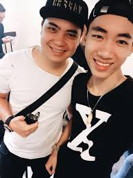 Chàng trai vừa bịt mắt vừa chơi DJ trên đàn organ