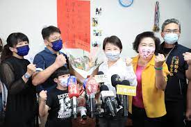 今天是我們 #台中之光 的舉重好手 #謝昀庭 在東京奧運出賽的日子，秀燕也特地前往昀庭的家中致意，謝謝家裡的支持與培育，每個優秀選手的背後都有家庭辛苦的栽培，也謝謝教練辛勤指導，讓昀庭可以代表我國舉重項目出戰奧運! 4azo17agqwbyem