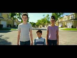 În scurt timp îşi fac un prieten nou, calvin, şi ajung să le cunoască şi pe doamnele care şi cine, prietenele misterioasei lor musafire din miez de noapte. A Wrinkle In Time O BuclÄ In Timp 2018 Trailer Youtube