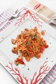 400 g di spaghetti, 2 piccole gallinelle di mare, 1 confezione di polpa di pomodoro rustica cirio, olive nere. Spaghetti Al Sugo Di Gallinella Di Mare Ideericette