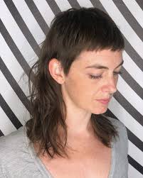 Es gibt viele wunderschöne und ausgefallene möglichkeiten. Young Woman With Mullet Haircut
