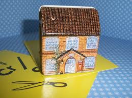 Tiny School House Tin Dana Kubick Hunkydory Design Etsy Jeux Enfants Boite En Fer Jeux