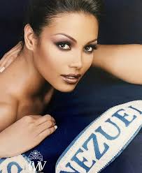 El desfile en traje de baño de Evelyn Luján Castillo, #MissNuevaEsparta,  durante la noche del #MissVenezuela 1983 celebrada en el Teatro del Hotel  Macuto Sheraton. #HistorialMissVenezuela #Caracas #Venezuela