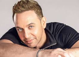 برنامج بوضوح لقاء مع الفنان مصطفي قمر. Ø´Ù‚ÙŠÙ‚ØªÙ‡ Ø§ØªÙ‡Ù…ØªÙ‡ Ø¨Ø§Ù„ØªÙ‡Ø±Ø¨ Ù…Ù† Ø§Ù„ØªØ¬Ù†ÙŠØ¯ ÙˆØ´ÙƒÙƒØª ÙÙŠ Ù†Ø³Ø¨Ù‡ ØªØ²ÙˆØ¬ Ù…Ø±ØªÙŠÙ† ÙˆØ´Ø§Ø¦Ø¹Ø© Ø²ÙˆØ§Ø¬Ù‡ Ù…Ù† Ù…Ø±ÙˆØ© Ø¹Ø¨Ø¯ Ø§Ù„Ù…Ù†Ø¹Ù… Ø£ÙŠØ§Ù… Ø§Ù„Ø´Ù‡Ø¯ ÙˆØ§Ù„Ø¯Ù…ÙˆØ¹ ÙÙŠ Ø­ÙŠØ§Ø© Ù…ØµØ·ÙÙŠ Ù‚Ù…Ø± Ù†Ø¬ÙˆÙ… Ø§Ù„ÙÙ† Ø§Ù„Ù…ÙˆØ¬Ø²