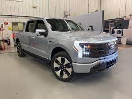 The base trim gets you 2.4 kilowatts of power, but lariat and platinum models come standard with 9.6 kilowatts, with 2.4 kilowatts available in the frunk and 7.2 kilowatts through outlets in the bed and cab. 2022 Ford F 150 Lightning Ev Pickup Showcases Power Smart New Features