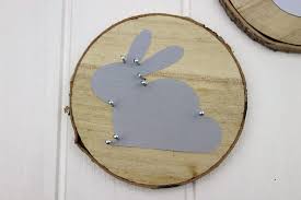 Dieser kleine hase ist vor allem ideal als kleiner blumenstecker. Diy Osterhase In String Art Auf Einer Astscheibe Einfach Selbermachen