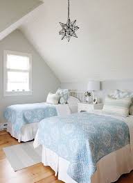 Sarah kicks it all off with botanical inspired fabrics and prints, fresh crisp paint colours and wallpaper on a feature wall. Sarah Richardson Spalni V Derevenskom Stile Spalni V Kottedzhe Dom Sary Richardson