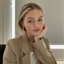 Joann Dews's Instagram, Twitter & Facebook