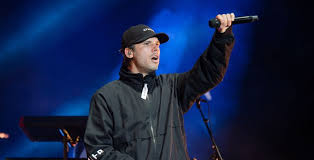 Impossible de retrouver le titre d'une chanson qui vous trotte dans la tête ? Orelsan Les 11 Nouveaux Titres De La Fete Est Finie Epilogue En Ecoute