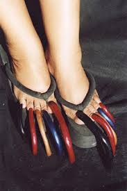 El hashtag #longtoenails ( o lo que es lo mismo, uñas de los pies largas) ya es tendencia en instagram y son muchas las personas que están subiendo sin embargo, todas estas tendencias se habían centrado principalmente en las manos, dejando a las uñas de nuestros pies vivir tranquilas y llevar. Unas Largas De Los Pies Memes Un Dibujo Bonito