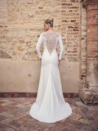 Es un mito que sólo las novias con vestidos voluminosos, caros y muy adornados brillan, mira estas opciones para lucir preciosa en tu día especial. Vestidos De Novia Sencillos Y Originales 2020