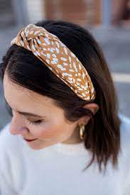 How To Wear Headbands Multiple Ways To Wear This Popular Hair Trend How To Wear Headbands Headbands For Short Hair Headband Hairstyles