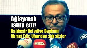 Manavgat belediye başkanı şükrü sözen kazanılan mavi bayrağı turçev yöneticileriyle birlikte göndere çekti. Balikesir Belediye Baskani Ahmet Edip Ugur Aglayarak Istifa Etti