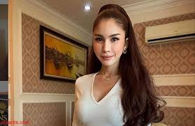 Majoriti bilangan ini adalah penduduk malaysia timur. Artis Malaysia Publications Facebook
