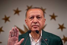 1965 yılında kasımpaşa piyale i̇lkokulu'ndan, 1973 yılında ise i̇stanbul i̇mam hatip lisesi'nden mezun oldu. Elections Over Recep Tayyip Erdogan Eyes Economic Reforms