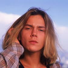 20 Nostalgic Portraits Of River Phoenix With Long Hair River Phoenix River Phoenix Death Long Hair Styles