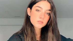 Khabane lame, known as khaby lame, is an italian tiktok content creator known for his reaction videos to ironic life hack clips and other tiktok videos with the poker face expression. Wie Viel Geld Verdient Charli D Amelio Pro Tiktok