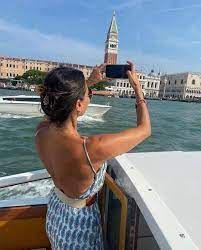 Melanie sykes has been spotted sharing a passionate kiss with her toyboy riccardo simionato in venice. Dnrtj3mmat Mtm
