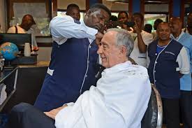 Em 2071 vamos estar a discutir se mandamos abaixo o padrão das emergências, que é tão lindo. Compras No Mercado E Corte De Cabelo Uma Manha Presidencial Em Maputo Mocambique Publico