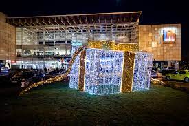 Acesta include un turn cu o înălțime de 120 metri (două niveluri în subteran, parter, 26 de etaje și un etaj tehnic) în extinderea iulius mall, pe actualul amplasament al parcării laterale, spre bd. Prima Zi De CrÄƒciun Poate Fi PetrecutÄƒ La Patinoarul Ansamblului Palas Sau La Cinema City Din Iulius Mall